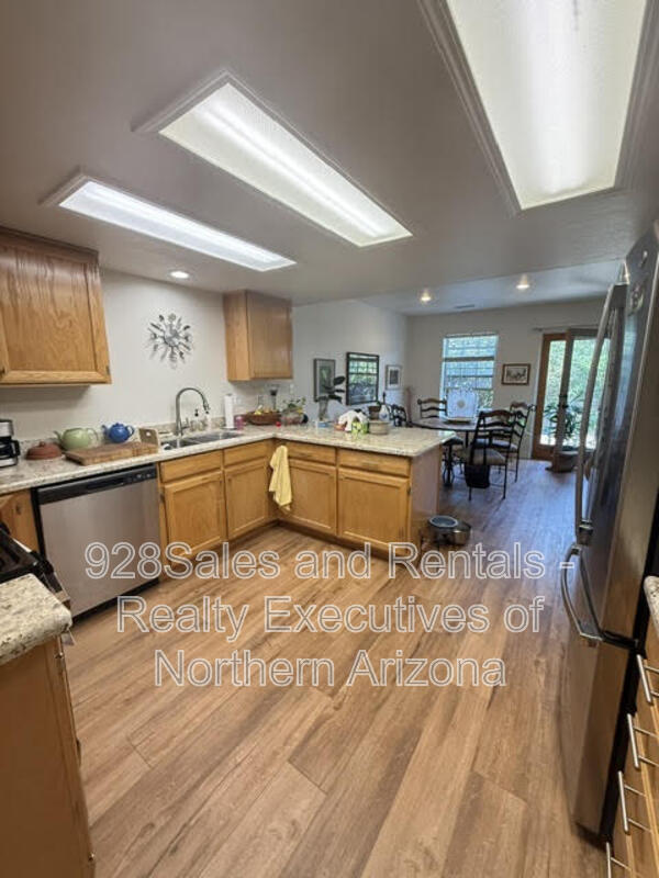 Building Photo - 4110 E Village Cir