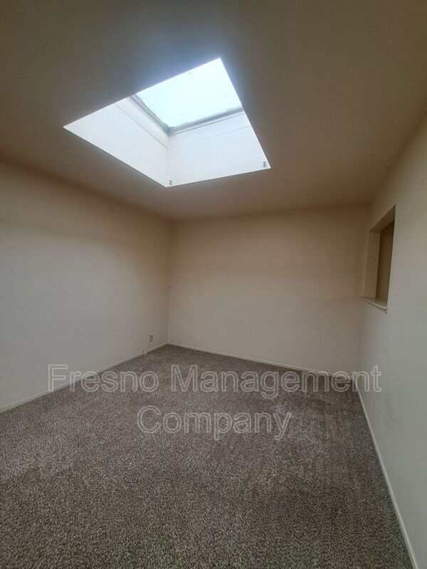 Building Photo - 4919 N Millbrook Ave