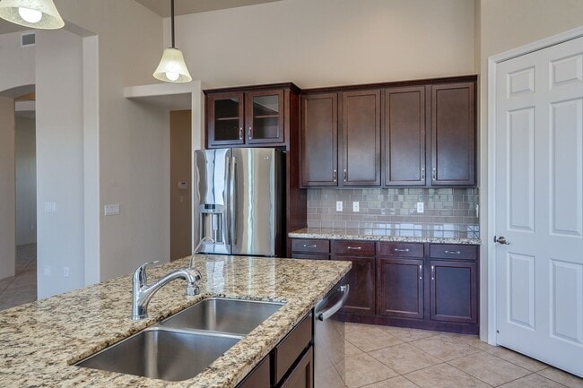 Building Photo - Rare find for this 4 bedroom/3 bath, exqui...