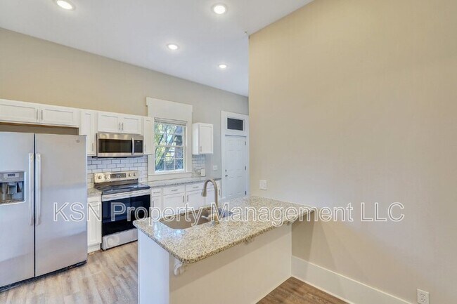 Building Photo - 309 W 33rd St