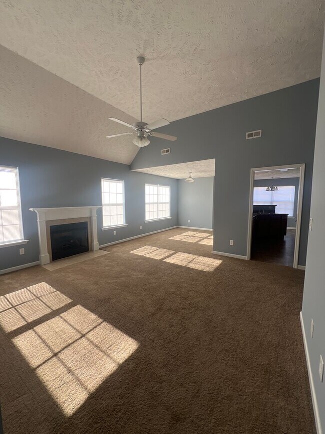 Building Photo - Great location! Close to Everything!