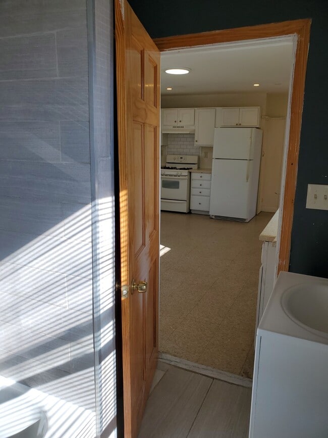 Bathroom facing kitchen - 137 Carleton St