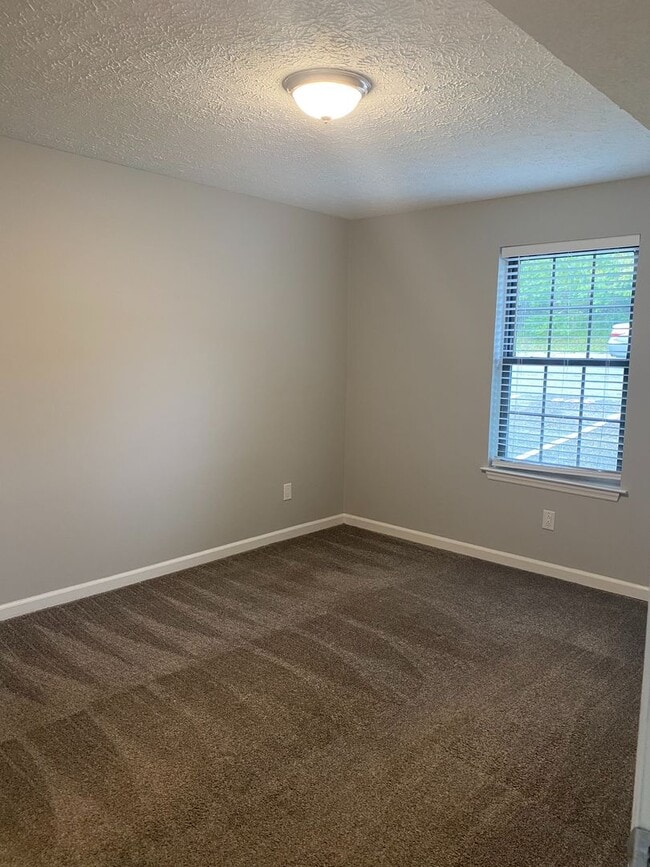 Building Photo - Spacious 4BR Townhome with Finished Basement & Community Amenities