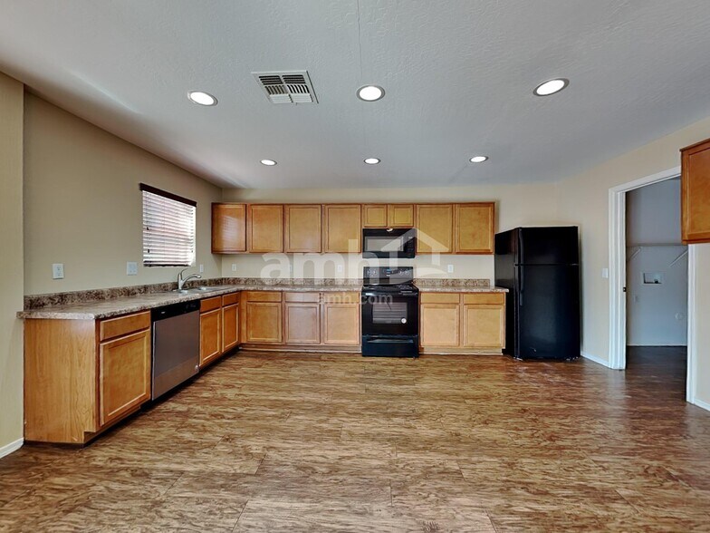 Building Photo - 3219 W Saint Anne Ave