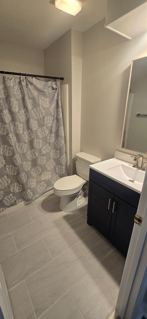 Building Photo - Great clean one level condo convenient to ...