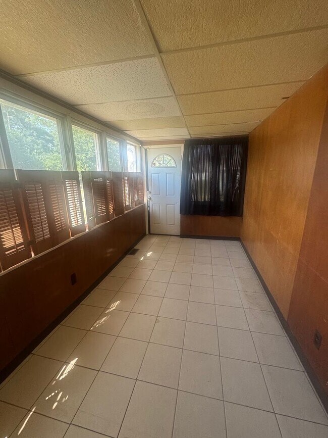 Building Photo - 2 bedroom/ 1 bathroom Duplex!