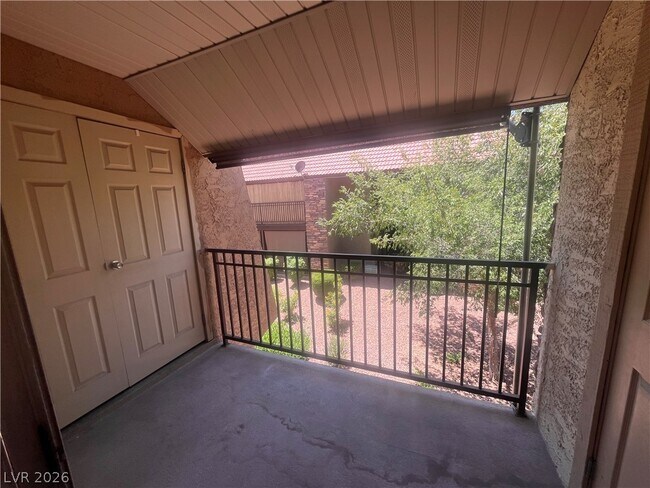 Building Photo - 4972 River Glen Dr