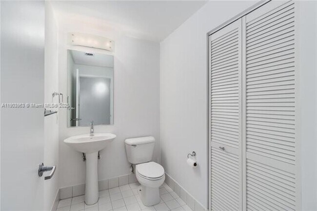 Building Photo - 888 Biscayne Blvd