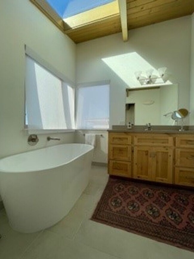 Building Photo - 481 Hillview St