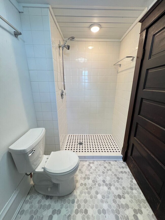 Building Photo - 2+ Bedroom Apartment - AVAILABLE AUGUST 1st!