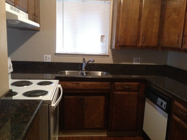 Building Photo - 631 N Lynora St