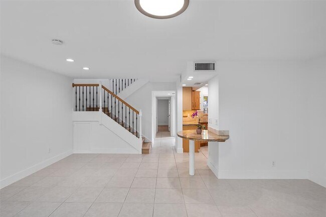 Building Photo - 2532 NE 9th St