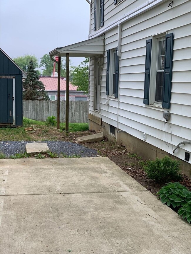 Building Photo - 2084 Broad St