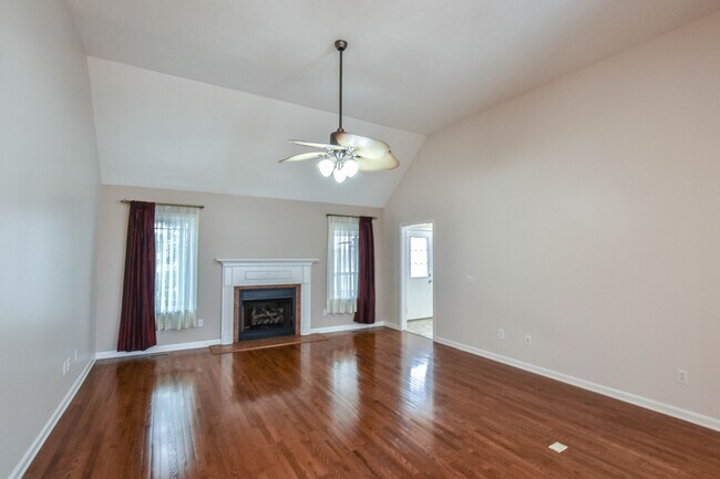 Building Photo - Pet Friendly Near i24!