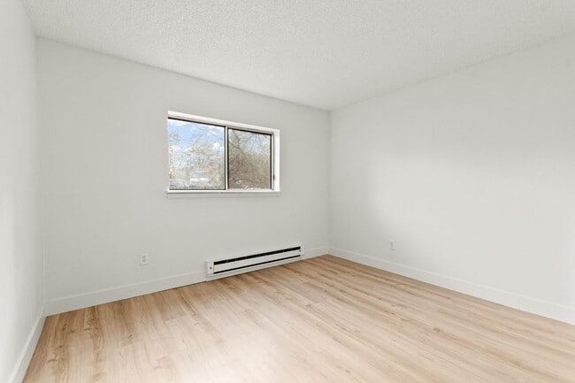 Building Photo - Huge 2 Bedroom condo right off Light Rail!