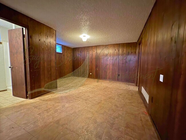 Building Photo - AVAILABLE NOW!!!!