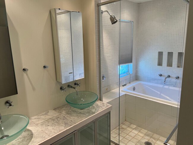 Building Photo - Las Vegas Country Club. Modernized and Upg...