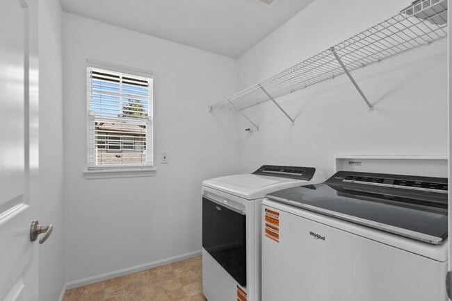 Building Photo - Immaculate Redmond Ridge Air-Conditioned B...