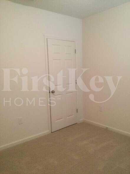 Building Photo - 2472 SE Floresta Dr