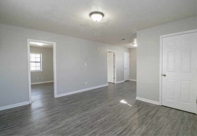 Building Photo - 15-415 Thompsonville Ln