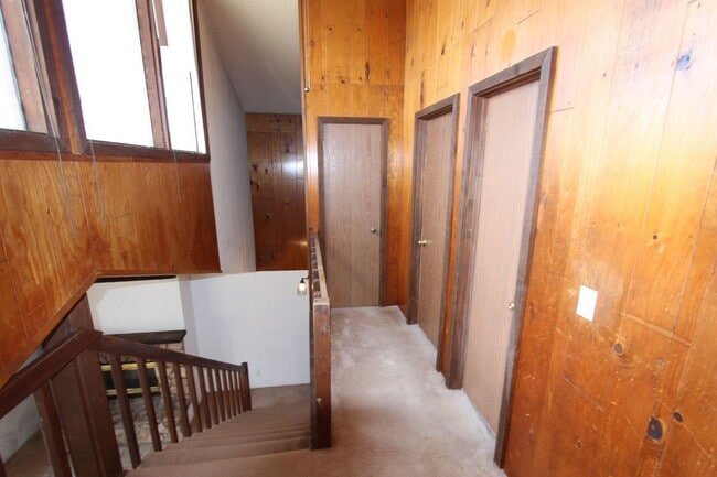 Building Photo - Eastside Country Club 3-Bed Townhome with Vaulted Ceilings