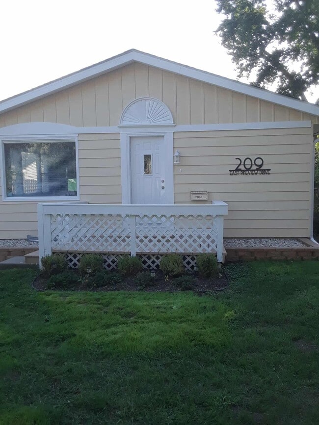 Building Photo - 209 E Pineview Dr