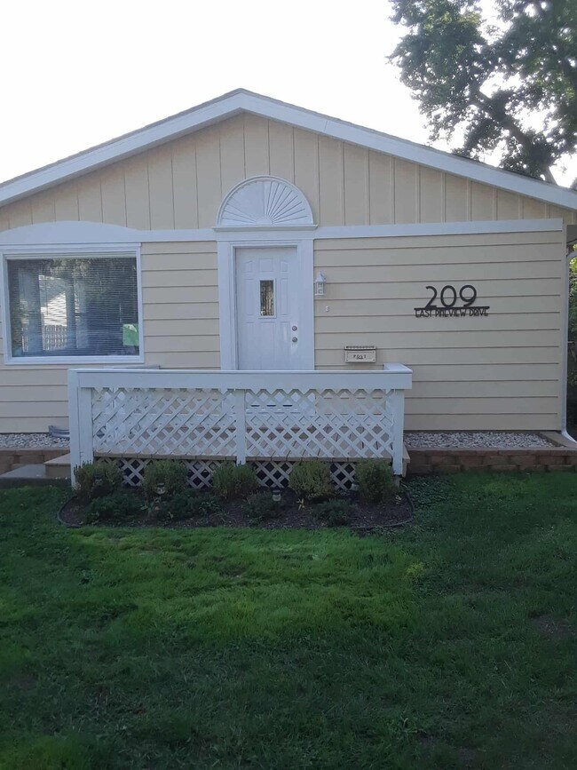Primary Photo - 209 E Pineview Dr