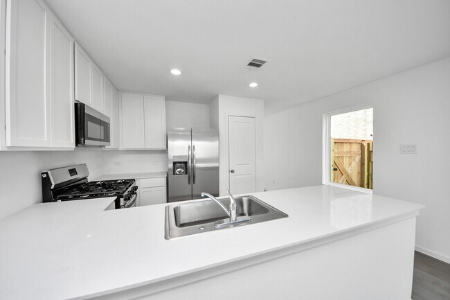Building Photo - 16831 Spotted Oak Dr