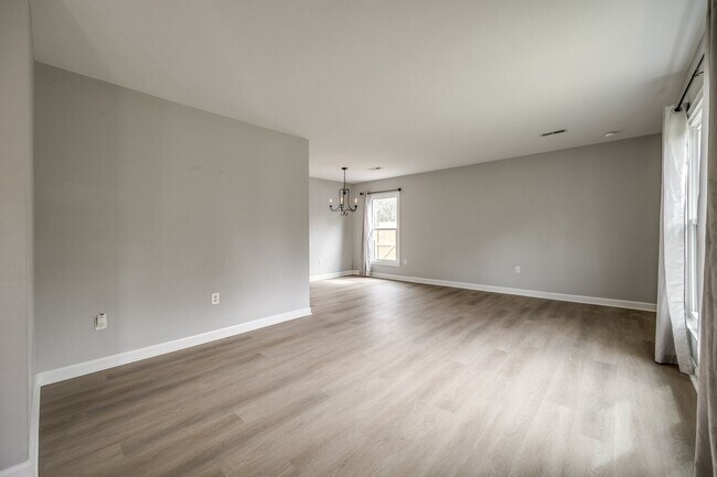 Building Photo - Beautiful 3 bedroom 2 full bath Ranch on a cul-de-sac in Charlotte's Walnut Creek community.