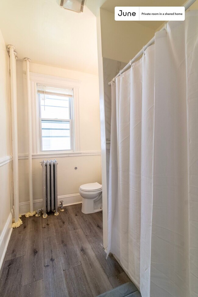 Building Photo - Room in Shared 5 bed/2 bath home