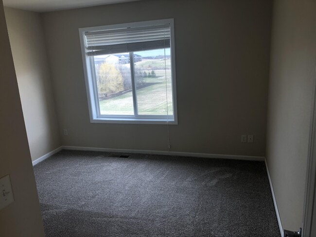 Building Photo - 704-726 26 St NW