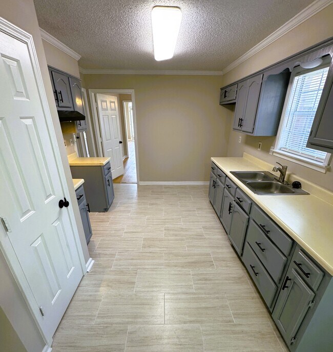 Building Photo - 2250 Lake Hill Ct