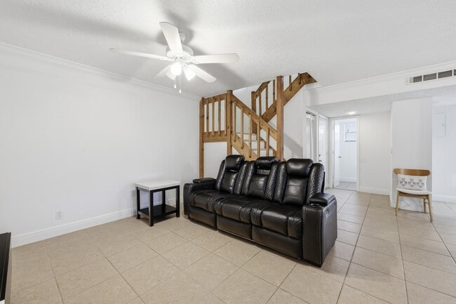 Building Photo - 301 Lakewood Dr