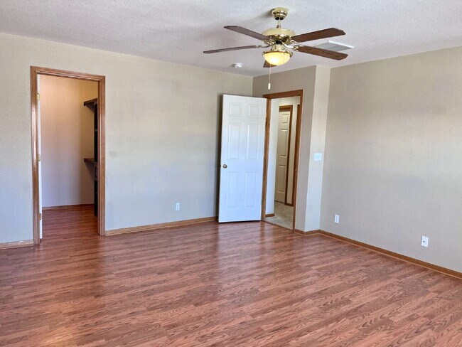 Building Photo - Beautiful 3 Bed/2.5 Bath End Unit Two-Level Townhome! Wonderful Deck off Living Room with backyar...