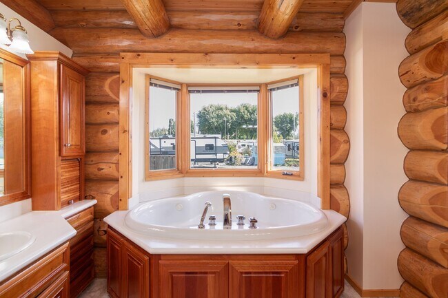 Building Photo - Luxury secondary Lake Property offering 3 beds 2.5 baths and bonus space