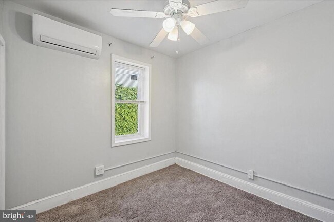 Building Photo - 1039 W Russell St