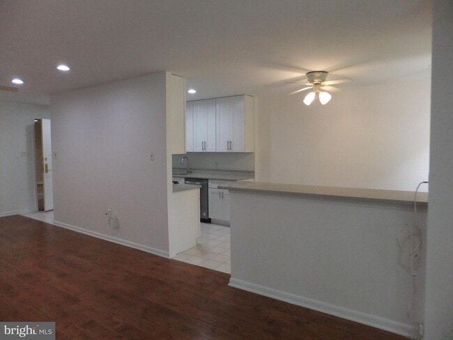 Building Photo - 1650 Oakwood Dr