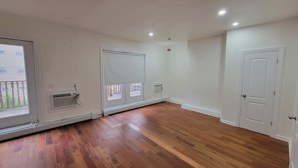 Building Photo - 19 70th St