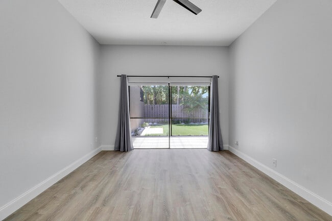 Building Photo - 6680 Thornhill Ct