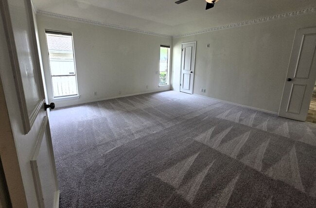 Building Photo - Large Duplex Unit just down the Street fro...
