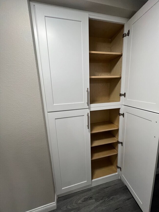 Building Photo - Newly Renovated Enclaves Condo!