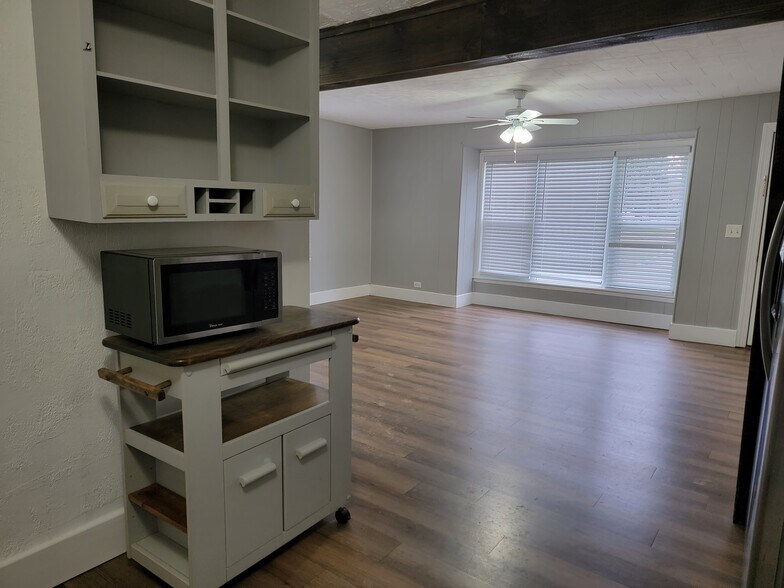 Building Photo - 100 E Elm St