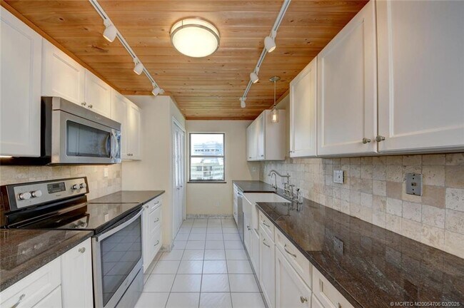 Building Photo - 10044 S Ocean Dr