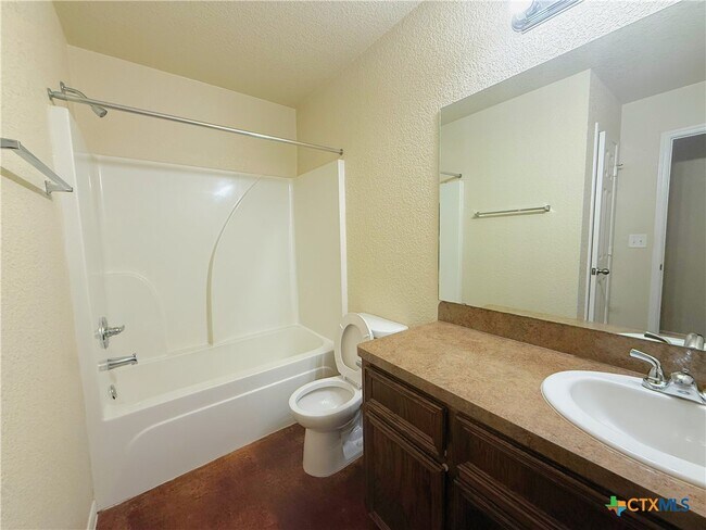 Building Photo - 941 Pinewood Dr