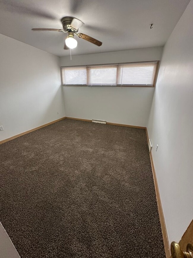 Building Photo - 3 Bedroom, 1 Bathroom House with Carport