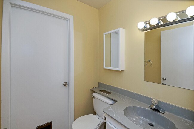 Building Photo - 5170 Tennis Ln
