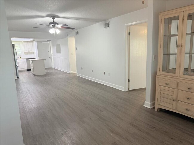 Building Photo - 1524 Lakeview Rd