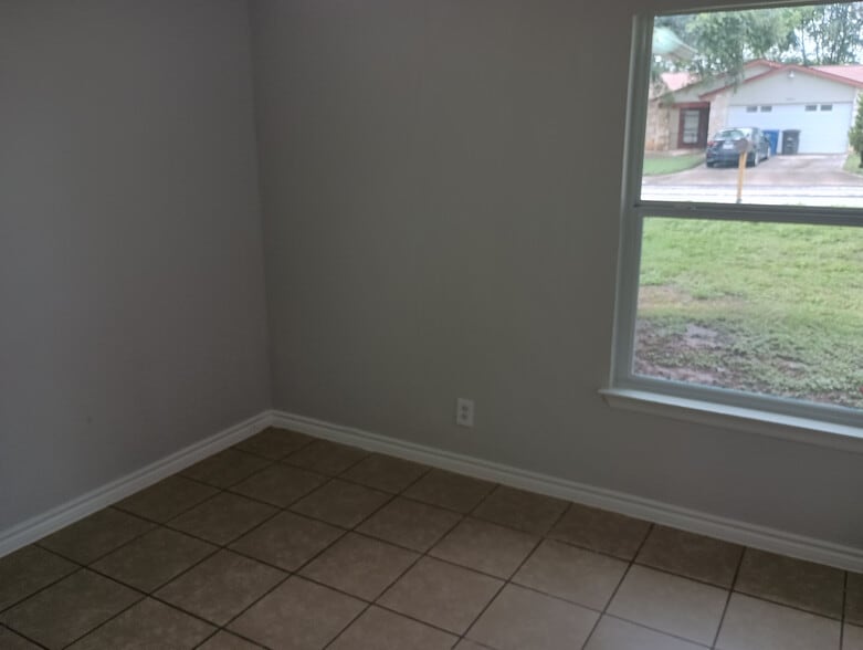 Building Photo - Room in House on Bounty Dr