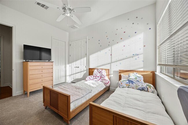 Building Photo - 18500 Lakehead Cir