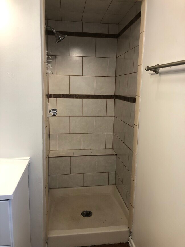 Tiled shower w seat - 416 Henry St